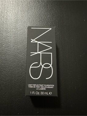 NARS Foundation Box in Black with White Logo - Medium-Deep 2.6 Huahine